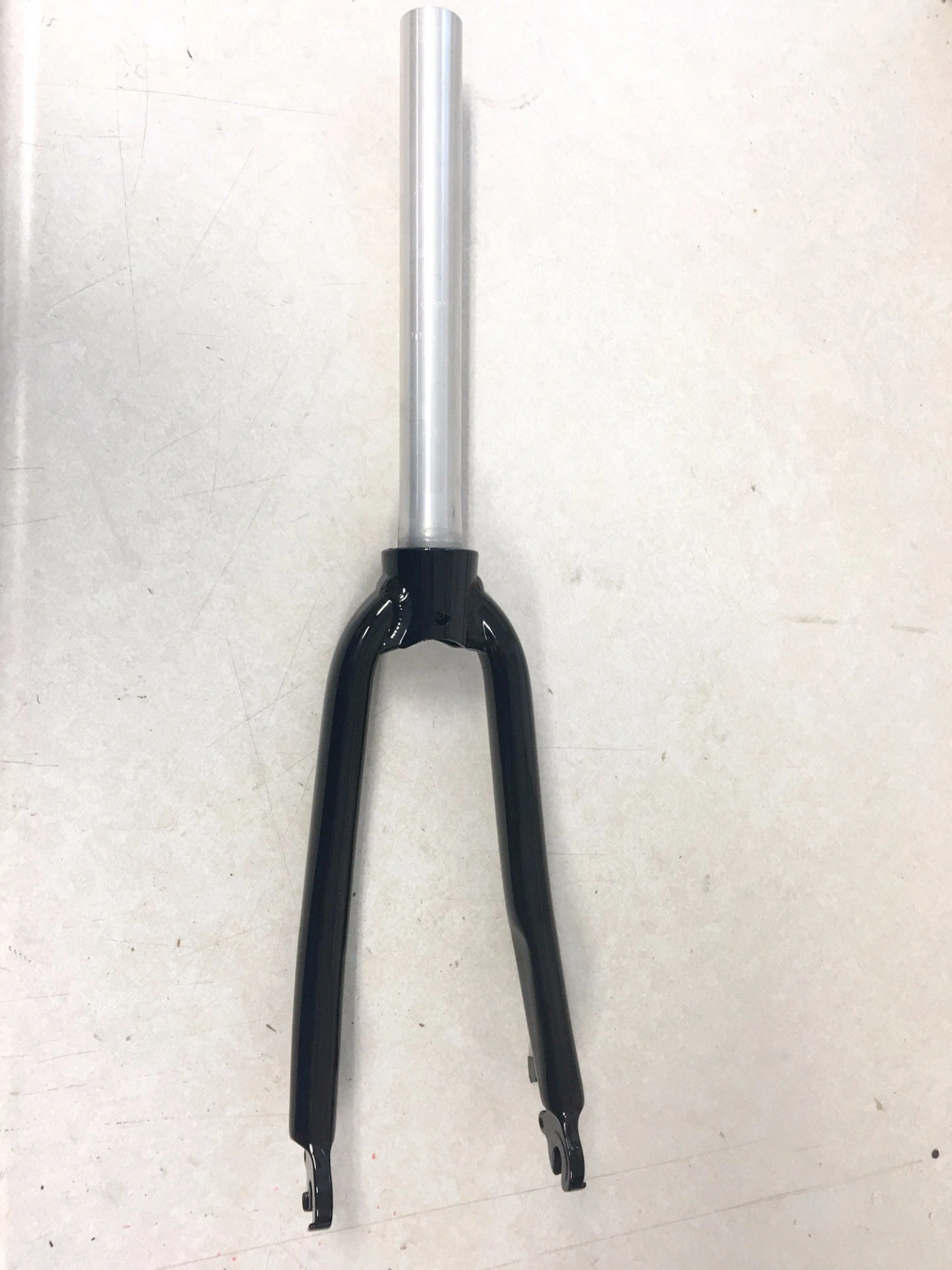 Fourche 16 pouces prête pour disque, sensation forte garantie sur tous terrains, le bonheur à portée de roue!